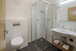 Dusche Standard Doppelzimmer im Hotel